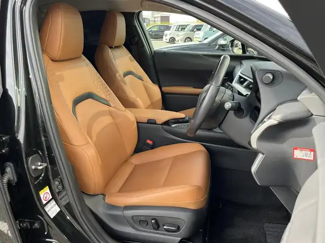 レクサス ＵＸ 200 バージョンC 奈良県 2019(平31)年 2.4万km グラファイトブラックガラスフレーク 純正ナビ　/フルセグＴＶ/BT/CD/DVD/SD/AUX/バックカメラ　/茶革シート　/ＥＴＣ２．０　/ドライブレコーダー　/追従型クルーズコントロール　/シートヒーター　/パワーシート　/ＬＥＤヘッドライト　/衝突被害軽減システム　/ルーフレール/シートメモリ/AUTOHOLD/純正17インチアルミホイール/フロアマット/カードキー有