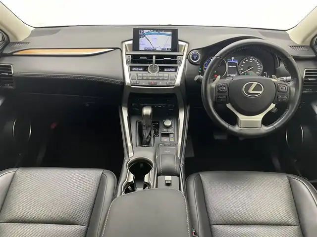 レクサス ＮＸ 300h バージョンL 愛知県 2015(平27)年 5.5万km ソニッククォーツ 純正ナビ　全方位カメラ　三眼ＬＥＤ　禁煙車　フルセグＴＶ　ＤＶＤ　ＢＳＭ　レクサスセーフティ　衝突軽減装置　追従クルコン　パワーバックドア　純正ＯＰ１８インチアルミ　黒革　シートヒーター　ＡＣ１００Ｖ　ハンドルヒーター　コーナーセンサー　パドルシフト