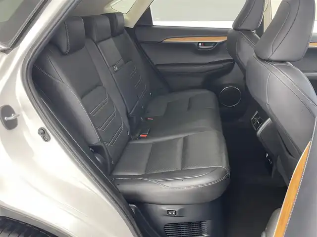 レクサス ＮＸ 300h バージョンL 愛知県 2015(平27)年 5.5万km ソニッククォーツ 純正ナビ　全方位カメラ　三眼ＬＥＤ　禁煙車　フルセグＴＶ　ＤＶＤ　ＢＳＭ　レクサスセーフティ　衝突軽減装置　追従クルコン　パワーバックドア　純正ＯＰ１８インチアルミ　黒革　シートヒーター　ＡＣ１００Ｖ　ハンドルヒーター　コーナーセンサー　パドルシフト