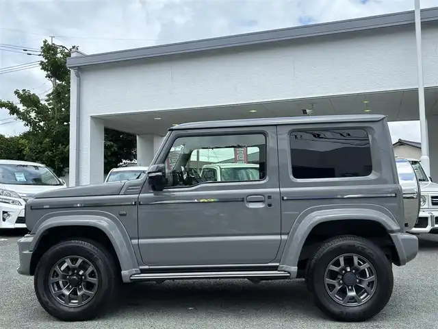 スズキ ジムニー シエラ JC 熊本県 2021(令3)年 1.7万km ミディアムグレー ダムドリトルGスタンダード/・フロントグリル（エンブレムスズキ）/・フロントバンパー/・オーバーフェンダー＆アルミサイドモール/・スペアタイヤカバー/・G15エンブレム/社外10V型有機ELディスプレイナビ（CN-F1X10LD）/【フルセグTV/Bluetooth再生/CD/DVD】/バックカメラ/デュアルセンサーブレーキサポート/車線逸脱警報システム/クルーズコントロール/レザー調シートカバー/シートヒーター/革巻きステアリング/ステアリングスイッチ/LEDオートライト/フォグライト/ETC/保証書/取扱説明書