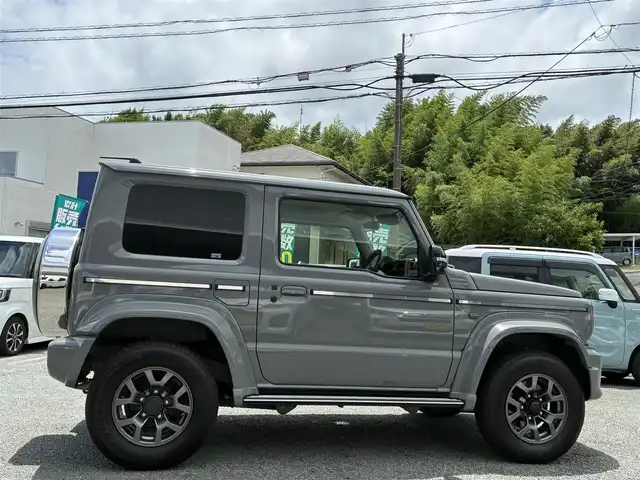 スズキ ジムニー シエラ JC 熊本県 2021(令3)年 1.7万km ミディアムグレー ダムドリトルGスタンダード/・フロントグリル（エンブレムスズキ）/・フロントバンパー/・オーバーフェンダー＆アルミサイドモール/・スペアタイヤカバー/・G15エンブレム/社外10V型有機ELディスプレイナビ（CN-F1X10LD）/【フルセグTV/Bluetooth再生/CD/DVD】/バックカメラ/デュアルセンサーブレーキサポート/車線逸脱警報システム/クルーズコントロール/レザー調シートカバー/シートヒーター/革巻きステアリング/ステアリングスイッチ/LEDオートライト/フォグライト/ETC/保証書/取扱説明書