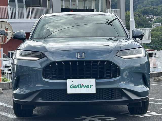 ホンダ ＺＲ－Ｖ ハイブリッド e:HEV X 長崎県 2022(令4)年 0.8万km ブルーグリーン 車体色：G553P：ノルディックフォレスト・パール/純正Gathersナビ(FM/AM/BT/フルセグ/CD/DVD)/プッシュスタート/スマートキー/取扱説明書/保証書/記録簿/パドルシフト/革巻きステアリング/ステアリングリモコン/渋滞追従機能付アダプティブクルーズコントロール(ACC)/車線維持支援システム(LKAS)/ビークルスタビリティアシスト(VSA)/ヒルディセントコントロール/衝突軽減ブレーキ(CMBS)/オートライト/ヘッドライトレベリングダイヤル/ABS/ETC/前後ドラレコ/純正フロアマット/純正18インチアルミホイール/パワーテールゲート/ISOFIX/SRSダブル・サイドエアバッグ/SRSカーテンエアバッグ