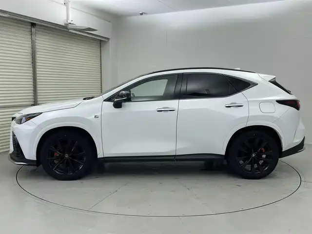 レクサス ＮＸ 350h Fスポーツ 茨城県 2023(令5)年 4.1万km ホワイトノーヴァガラスフレーク 純正ナビ/・バックカメラ（全方位）/・フルセグテレビ/・Bluetooth接続/・USB入力端子/・HDMI/ETC/ドライブレコーダー/電動リアゲート/クルーズコントロール/パノラマルーフ/ヘッドアップディスプレイ/オレンジキャリパー/スマートキー（スペアキーあり）/ブラインドスポットモニター/マークレビンソン（スピーカー）/コーナーセンサー/スマートルームミラー/パワーシート/レザーシート/４WD/MTモード付AT/純正アルミホイール/ABS/三眼LEDヘッドライト/・オートライト/レーンアシストキープ/横滑り防止装置/盗難防止装置/衝突被害軽減システム/カーテンエアバッグ