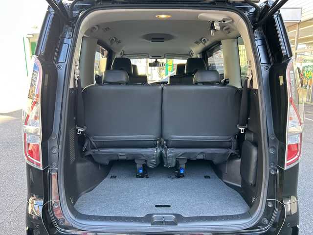 日産 セレナ ハイウェイスター V 埼玉県 2020(令2)年 5.6万km ダイヤモンドブラック 登録時走行距離55926km/純正メーカーナビ/　・フルセグ、CD、DVD(ブルーレイ)/　　BT、USB、iPad、SD、ミュージックサーバー/TVキャンセラー/全方位カメラ/両側パワースライドドア(ハンズフリー機能あり)/衝突軽減システム/レーンアシスト/追従クルーズコントロール/ブラインドスポット/黒革調シートカバー/ステアリングリモコン/LEDヘッドライト/フォグランプ/コーナーセンサー/オートブレーキホールド/革巻きハンドル/サイドエアロ/リアスポイラー/アイドリングストップ/ビルトインETC2.0/純正ドライブレコーダー/純正16インチアルミホイール/プッシュスタート/スマートキー×2/横滑り防止装置/ウィンカーミラー/純正フロアマット/ドアバイザー/取扱説明書/ナビ取扱説明書/保証書