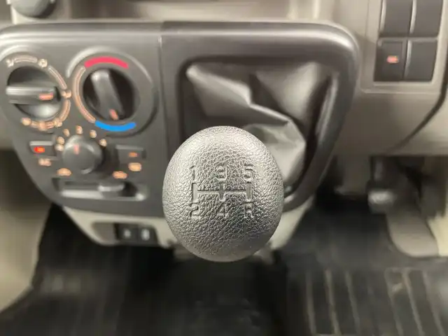 スズキ エブリイ PA リミテッド 道央・札幌 2024(令6)年 0.6万km クールカーキPM ・４WD/デュアルカメラブレーキサポート/・社外ナビ（KXM-E505W)/・DVD.CD.USB.SD.フルセグ/・バックカメラ /・両側スライドドア/・前後ドライブレコーダー/・オートライト/・積込スタッドレスタイヤ有/・キーレス