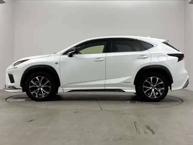 レクサス ＮＸ 300h Fスポーツ 愛知県 2016(平28)年 5.8万km ホワイトノーヴァガラスフレーク 三眼LEDヘッドライト/全方位カメラ/BSM/TRDエアロ/ACC/ETC2.0/シートヒーター、エアシート（D+N)/衝突軽減ブレーキ/レーンキープアシスト/オートハイビーム/コーナーセンサー（前後）/ドラレコ前後/電子パーキング/オートホールド/パドルシフト/パワーバックドア/パワーシート（D+N)/純正18インチAW/純正フロアマット/フォグライト/取説、保証書/フロントグリル後期仕様