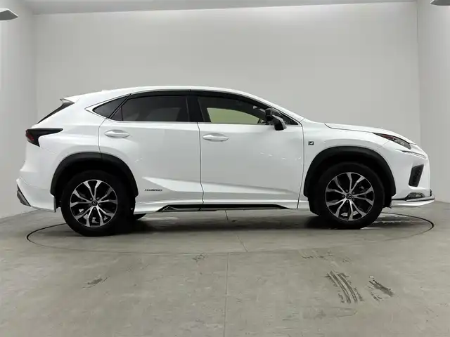 レクサス ＮＸ 300h Fスポーツ 愛知県 2016(平28)年 5.8万km ホワイトノーヴァガラスフレーク 三眼LEDヘッドライト/全方位カメラ/BSM/TRDエアロ/ACC/ETC2.0/シートヒーター、エアシート（D+N)/衝突軽減ブレーキ/レーンキープアシスト/オートハイビーム/コーナーセンサー（前後）/ドラレコ前後/電子パーキング/オートホールド/パドルシフト/パワーバックドア/パワーシート（D+N)/純正18インチAW/純正フロアマット/フォグライト/取説、保証書/フロントグリル後期仕様