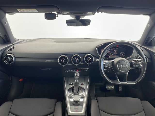アウディ ＴＴクーペ 1．8 TFSI 愛知県 2017(平29)年 7.9万km ミトスブラックメタリック 12.3インチデジタルメーターディスプレイナビ/バックカメラ/フルセグTV・Bluetooth・CD・DVD・SD・AM・FM/ETC/純正17インチアルミホイール/スタッドレスタイヤ/純正フロアマット/革巻きステアリング/パドルシフト/ステアリングスイッチ/クルーズコントロール/アイドリングストップ/横滑り防止/HIDヘッドライト/オートライト/電動格納ミラー/プッシュスタート/スマートキー/スペアキー1本/保証書・取扱説明書
