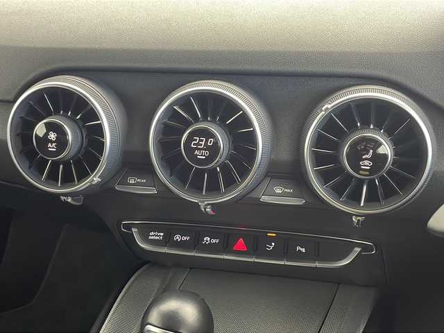 アウディ ＴＴクーペ 1．8 TFSI 愛知県 2017(平29)年 7.9万km ミトスブラックメタリック 12.3インチデジタルメーターディスプレイナビ/バックカメラ/フルセグTV・Bluetooth・CD・DVD・SD・AM・FM/ETC/純正17インチアルミホイール/スタッドレスタイヤ/純正フロアマット/革巻きステアリング/パドルシフト/ステアリングスイッチ/クルーズコントロール/アイドリングストップ/横滑り防止/HIDヘッドライト/オートライト/電動格納ミラー/プッシュスタート/スマートキー/スペアキー1本/保証書・取扱説明書