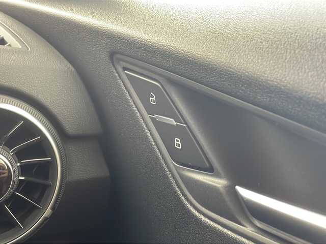 アウディ ＴＴクーペ 1．8 TFSI 愛知県 2017(平29)年 7.9万km ミトスブラックメタリック 12.3インチデジタルメーターディスプレイナビ/バックカメラ/フルセグTV・Bluetooth・CD・DVD・SD・AM・FM/ETC/純正17インチアルミホイール/スタッドレスタイヤ/純正フロアマット/革巻きステアリング/パドルシフト/ステアリングスイッチ/クルーズコントロール/アイドリングストップ/横滑り防止/HIDヘッドライト/オートライト/電動格納ミラー/プッシュスタート/スマートキー/スペアキー1本/保証書・取扱説明書