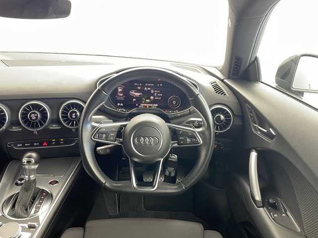 アウディ ＴＴクーペ 1．8 TFSI 愛知県 2017(平29)年 7.9万km ミトスブラックメタリック 12.3インチデジタルメーターディスプレイナビ/バックカメラ/フルセグTV・Bluetooth・CD・DVD・SD・AM・FM/ETC/純正17インチアルミホイール/スタッドレスタイヤ/純正フロアマット/革巻きステアリング/パドルシフト/ステアリングスイッチ/クルーズコントロール/アイドリングストップ/横滑り防止/HIDヘッドライト/オートライト/電動格納ミラー/プッシュスタート/スマートキー/スペアキー1本/保証書・取扱説明書
