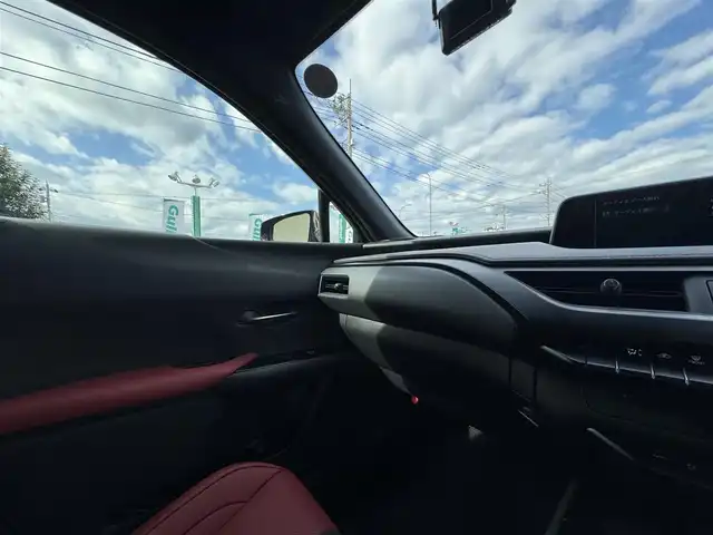 レクサス ＵＸ 250h Fスポーツ 静岡県 2021(令3)年 4.5万km グラファイトブラックガラスフレーク ●純正10.3インチナビ/(フルセグ/CD/DVD/Bluetooth/AUX)/●レザーシート/●前席パワーシート/(運転席シートメモリ付き)/●前席シートヒーター＆エアシート/●バックカメラ/●レーダークルーズコントロール/●ブラインドスポットモニター/●プリクラッシュセーフティ/●レーンキープアシスト/●前後クリアランスソナー/●電動パーキングブレーキ/●オートブレーキホールド/●三眼LEDヘッドライト＆フォグランプ/●オートライト/●オートマチックハイビーム/●革巻きステアリング/●ステアリングスイッチ/●ステアリングヒーター/●ETC2.0/●前後ドライブレコーダー/●電動リアゲート/●チルト＆テレスコピック機構/●リバース連動ドアミラー/●パドルシフト/●スマートキー/●プッシュスタート/●純正フロアマット/●純正18インチアルミホイール/●ダブル＋サイド＋ニーSRS＋ABS