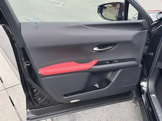 レクサス ＵＸ 250h Fスポーツ 静岡県 2021(令3)年 4.5万km グラファイトブラックガラスフレーク ●純正10.3インチナビ/(フルセグ/CD/DVD/Bluetooth/AUX)/●レザーシート/●前席パワーシート/(運転席シートメモリ付き)/●前席シートヒーター＆エアシート/●バックカメラ/●レーダークルーズコントロール/●ブラインドスポットモニター/●プリクラッシュセーフティ/●レーンキープアシスト/●前後クリアランスソナー/●電動パーキングブレーキ/●オートブレーキホールド/●三眼LEDヘッドライト＆フォグランプ/●オートライト/●オートマチックハイビーム/●革巻きステアリング/●ステアリングスイッチ/●ステアリングヒーター/●ETC2.0/●前後ドライブレコーダー/●電動リアゲート/●チルト＆テレスコピック機構/●リバース連動ドアミラー/●パドルシフト/●スマートキー/●プッシュスタート/●純正フロアマット/●純正18インチアルミホイール/●ダブル＋サイド＋ニーSRS＋ABS