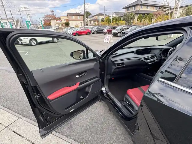 レクサス ＵＸ 250h Fスポーツ 静岡県 2021(令3)年 4.5万km グラファイトブラックガラスフレーク ●純正10.3インチナビ/(フルセグ/CD/DVD/Bluetooth/AUX)/●レザーシート/●前席パワーシート/(運転席シートメモリ付き)/●前席シートヒーター＆エアシート/●バックカメラ/●レーダークルーズコントロール/●ブラインドスポットモニター/●プリクラッシュセーフティ/●レーンキープアシスト/●前後クリアランスソナー/●電動パーキングブレーキ/●オートブレーキホールド/●三眼LEDヘッドライト＆フォグランプ/●オートライト/●オートマチックハイビーム/●革巻きステアリング/●ステアリングスイッチ/●ステアリングヒーター/●ETC2.0/●前後ドライブレコーダー/●電動リアゲート/●チルト＆テレスコピック機構/●リバース連動ドアミラー/●パドルシフト/●スマートキー/●プッシュスタート/●純正フロアマット/●純正18インチアルミホイール/●ダブル＋サイド＋ニーSRS＋ABS