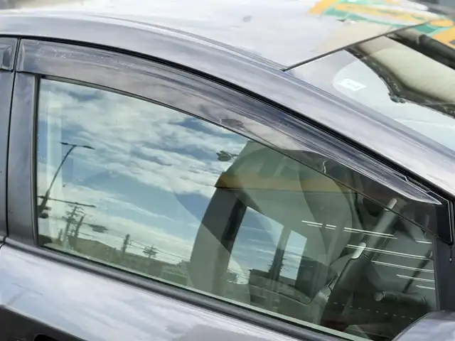 トヨタ プリウス S　LEDエディション 三重県 2010(平22)年 11.5万km グレーメタリック 純正ナビ/　・Bluetooth/　・DVD再生/　・AUX /　・SD/　・CD録音/　・TV/バックカメラ　/スマートキーx２/プッシュスタート/クルーズコントロール/LEDヘッドライト/LEDフォグライト/オートライト/革巻きステアリング/ステアリングスイッチ/ビルトインETC/電動格納ミラー/ウィンカーミラー/スモークフィルム/スペアタイヤ/フロアマット/ドアバイザー/サイド/カーテンエアバック/純正１５インチAW積み込み/　・サマー195/65R15