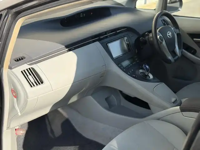 トヨタ プリウス S　LEDエディション 三重県 2010(平22)年 11.5万km グレーメタリック 純正ナビ/　・Bluetooth/　・DVD再生/　・AUX /　・SD/　・CD録音/　・TV/バックカメラ　/スマートキーx２/プッシュスタート/クルーズコントロール/LEDヘッドライト/LEDフォグライト/オートライト/革巻きステアリング/ステアリングスイッチ/ビルトインETC/電動格納ミラー/ウィンカーミラー/スモークフィルム/スペアタイヤ/フロアマット/ドアバイザー/サイド/カーテンエアバック/純正１５インチAW積み込み/　・サマー195/65R15
