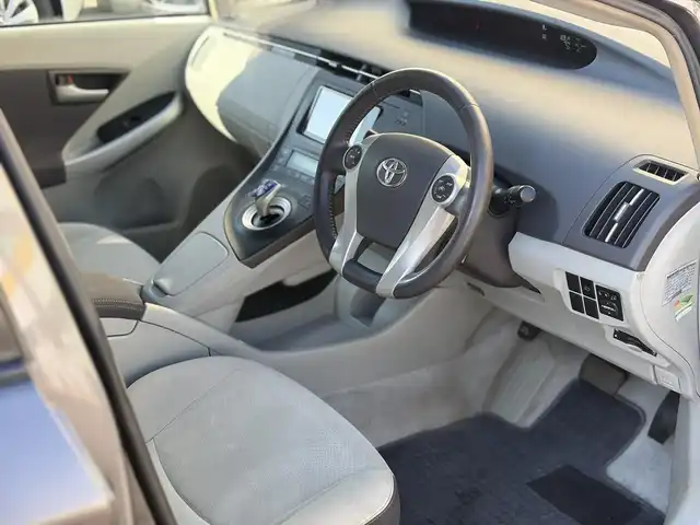 トヨタ プリウス S　LEDエディション 三重県 2010(平22)年 11.5万km グレーメタリック 純正ナビ/　・Bluetooth/　・DVD再生/　・AUX /　・SD/　・CD録音/　・TV/バックカメラ　/スマートキーx２/プッシュスタート/クルーズコントロール/LEDヘッドライト/LEDフォグライト/オートライト/革巻きステアリング/ステアリングスイッチ/ビルトインETC/電動格納ミラー/ウィンカーミラー/スモークフィルム/スペアタイヤ/フロアマット/ドアバイザー/サイド/カーテンエアバック/純正１５インチAW積み込み/　・サマー195/65R15