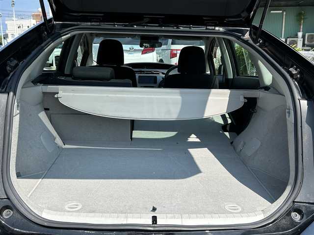 トヨタ プリウス S 愛媛県 2015(平27)年 9.2万km ブラック 禁煙車/登録時走行距離91995km/純正ナビ（NSCP-W64）/CD/ワンセグ/Bluetooth/バックカメラ/ETC/スマートキー/プッシュスタートボタン/オートエアコン/純正フロアマット/純正アルミホイール