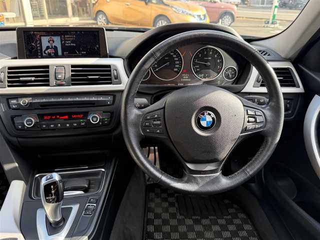 ＢＭＷ ３２０ｉ ツーリング 静岡県 2014(平26)年 6.8万km サファイアブラックP 走行67694キロ（登録時）/検査R7年10月25日まで/インテリジェントセーフティ/コンフォートアクセス/純正HDDナビゲーション/・Bluetoothオーディオ/・DVD再生可能/・ミュージックコレクション/カロッツェリア地デジチューナー/ETC/バックカメラ/ドライブレコーダー内蔵（前後カメラ）/　　　デジタルインナーミラー/パワーバックドア/バックセンサー/アクティブクルーズコントロール/車線逸脱警告/プッシュスタート/リモートコントロールキー×2/社外エアロドアミラーカバー/シーケンシャルドアミラーウィンカー/社外フロントグリル/純正17インチアルミホイール/ラゲッジルームカバー/セパレートネット/HIDヘッドライト/フォグランプ/取説・保証書