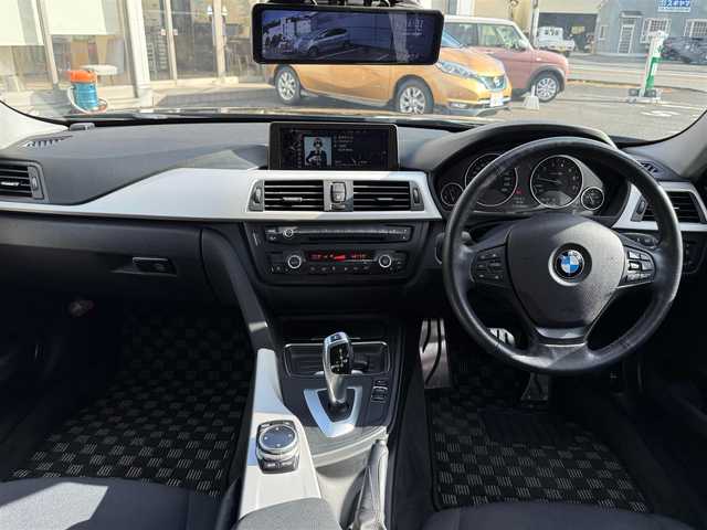 ＢＭＷ ３２０ｉ ツーリング 静岡県 2014(平26)年 6.8万km サファイアブラックP 走行67694キロ（登録時）/検査R7年10月25日まで/インテリジェントセーフティ/コンフォートアクセス/純正HDDナビゲーション/・Bluetoothオーディオ/・DVD再生可能/・ミュージックコレクション/カロッツェリア地デジチューナー/ETC/バックカメラ/ドライブレコーダー内蔵（前後カメラ）/　　　デジタルインナーミラー/パワーバックドア/バックセンサー/アクティブクルーズコントロール/車線逸脱警告/プッシュスタート/リモートコントロールキー×2/社外エアロドアミラーカバー/シーケンシャルドアミラーウィンカー/社外フロントグリル/純正17インチアルミホイール/ラゲッジルームカバー/セパレートネット/HIDヘッドライト/フォグランプ/取説・保証書