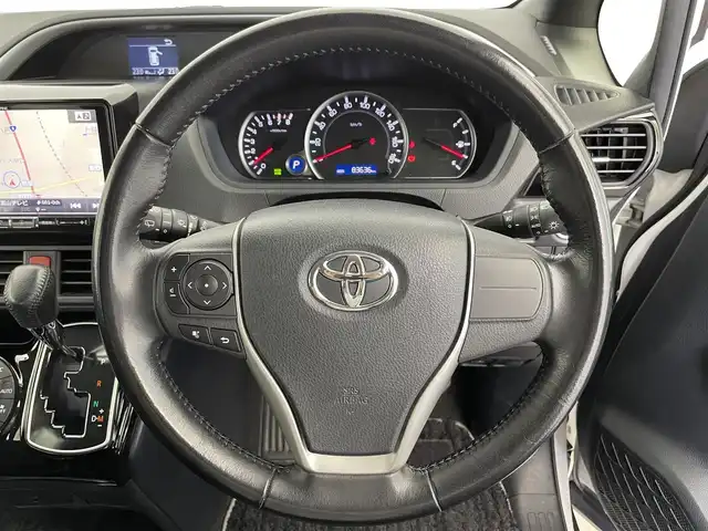 トヨタ ヴォクシー ZS 煌Ⅱ 富山県 2017(平29)年 8.4万km ホワイトパールクリスタルシャイン ９型社外ナビ（ＦＭ/ＡＭ/ＣＤ/ＤＶＤ/Ｂｌｕｅｔｏｏｔｈ)/フルセグTV/バックカメラ/両側パワースライドドア/プリクラッシュセーフティ/先行車発進告知/LEDヘッドライト/オートライト/オートハイビーム/ビルトインＥＴＣ/フォグランプ/電格ウィンカーミラー/アイドリングストップ/革巻きステアリング/ドアバイザー/プッシュスタート/スマートキー