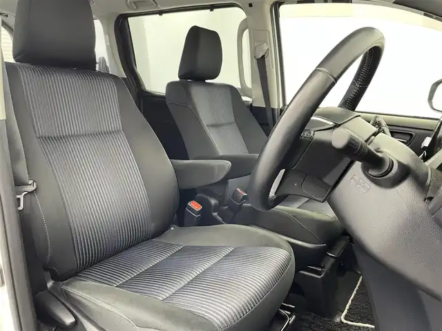 トヨタ ヴォクシー ZS 煌Ⅱ 富山県 2017(平29)年 8.4万km ホワイトパールクリスタルシャイン ９型社外ナビ（ＦＭ/ＡＭ/ＣＤ/ＤＶＤ/Ｂｌｕｅｔｏｏｔｈ)/フルセグTV/バックカメラ/両側パワースライドドア/プリクラッシュセーフティ/先行車発進告知/LEDヘッドライト/オートライト/オートハイビーム/ビルトインＥＴＣ/フォグランプ/電格ウィンカーミラー/アイドリングストップ/革巻きステアリング/ドアバイザー/プッシュスタート/スマートキー
