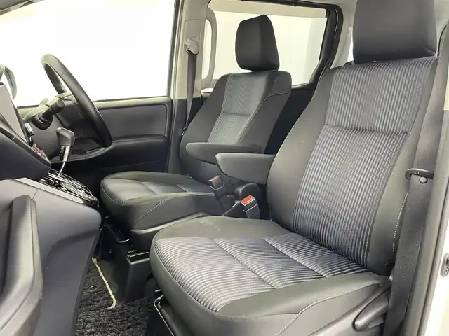トヨタ ヴォクシー ZS 煌Ⅱ 富山県 2017(平29)年 8.4万km ホワイトパールクリスタルシャイン ９型社外ナビ（ＦＭ/ＡＭ/ＣＤ/ＤＶＤ/Ｂｌｕｅｔｏｏｔｈ)/フルセグTV/バックカメラ/両側パワースライドドア/プリクラッシュセーフティ/先行車発進告知/LEDヘッドライト/オートライト/オートハイビーム/ビルトインＥＴＣ/フォグランプ/電格ウィンカーミラー/アイドリングストップ/革巻きステアリング/ドアバイザー/プッシュスタート/スマートキー