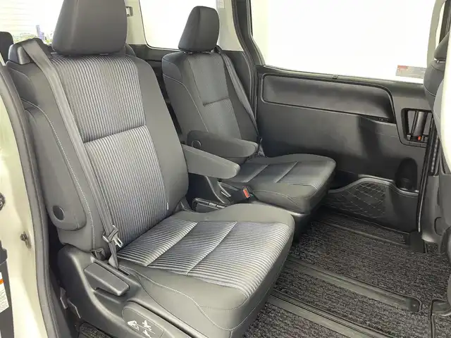 トヨタ ヴォクシー ZS 煌Ⅱ 富山県 2017(平29)年 8.4万km ホワイトパールクリスタルシャイン ９型社外ナビ（ＦＭ/ＡＭ/ＣＤ/ＤＶＤ/Ｂｌｕｅｔｏｏｔｈ)/フルセグTV/バックカメラ/両側パワースライドドア/プリクラッシュセーフティ/先行車発進告知/LEDヘッドライト/オートライト/オートハイビーム/ビルトインＥＴＣ/フォグランプ/電格ウィンカーミラー/アイドリングストップ/革巻きステアリング/ドアバイザー/プッシュスタート/スマートキー