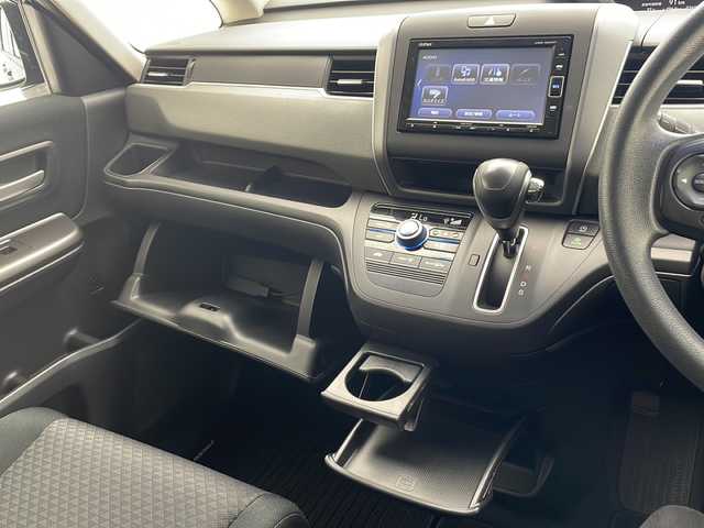 ホンダ フリード＋ G ホンダセンシング 沖縄県 2019(平31)年 7.7万km フォレストグリーンパール 純正ナビ　【VXM-184VFi】/　(フルセグTV　Bluetooth  CD　DVD)　/バックカメラ/ETC　/ドライブレコーダー　/ホンダセンシング　/●衝突軽減ブレーキ〈CMBS〉/●誤発進抑制機能/●ACC〈アダプティブ・クルーズ・コントロール〉/●LKAS〈車線維持支援システム〉/●歩行者事故低減ステアリング/●路外逸脱抑制機能/●先行車発進お知らせ機能/●標識認識機能/ステアリングスイッチ/両側パワースライドドア　/ＬＥＤヘッドライト　/レーンキープアシスト/純正フロアマット/スマートキー/スペアキー/プッシュスタート