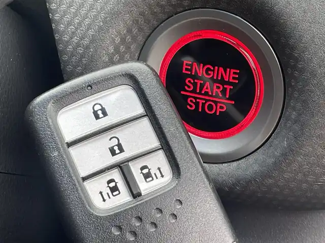 ホンダ フリード＋ G ホンダセンシング 福岡県 2019(平31)年 7.7万km フォレストグリーンパール 純正ナビ　【VXM-184VFi】/　(フルセグTV　Bluetooth  CD　DVD)　/バックカメラ/ETC　/ドライブレコーダー　/ホンダセンシング　/●衝突軽減ブレーキ〈CMBS〉/●誤発進抑制機能/●ACC〈アダプティブ・クルーズ・コントロール〉/●LKAS〈車線維持支援システム〉/●歩行者事故低減ステアリング/●路外逸脱抑制機能/●先行車発進お知らせ機能/●標識認識機能/ステアリングスイッチ/両側パワースライドドア　/ＬＥＤヘッドライト　/レーンキープアシスト/純正フロアマット/スマートキー/スペアキー/プッシュスタート