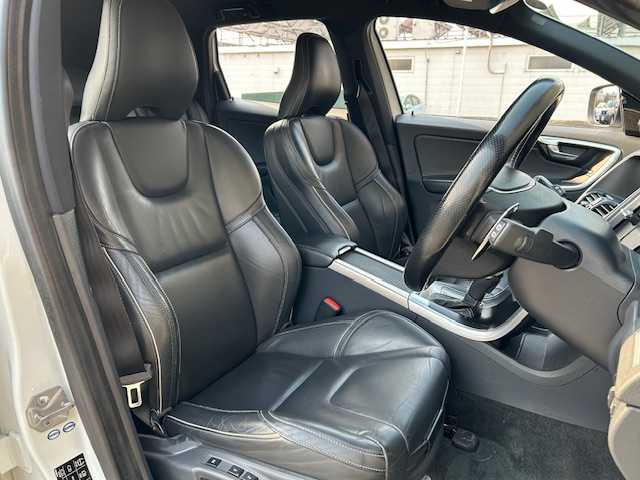 ボルボ ＸＣ６０ D4 SE 道東・釧路十勝 2015(平27)年 15.1万km 白 4WD/純正ナビ　CD/BT/TV/USB/AUX/バックカメラ/ETC2.0/衝突軽減ブレーキ/BLIS/パーキングセンサー/レザーシート/シートヒーター/運転席メモリ付きパワーシート/電動リアゲート/LEDヘッドライト/純正アルミホイール20インチ/純正フロアマット/スペアキーあり/取扱説明書/保証書/記録簿