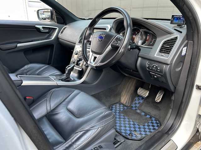 ボルボ ＸＣ６０ D4 SE 道東・釧路十勝 2015(平27)年 15.1万km 白 4WD/純正ナビ　CD/BT/TV/USB/AUX/バックカメラ/ETC2.0/衝突軽減ブレーキ/BLIS/パーキングセンサー/レザーシート/シートヒーター/運転席メモリ付きパワーシート/電動リアゲート/LEDヘッドライト/純正アルミホイール20インチ/純正フロアマット/スペアキーあり/取扱説明書/保証書/記録簿