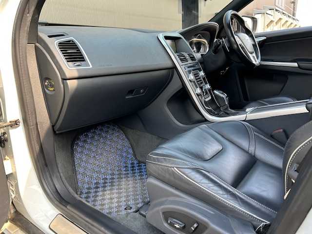 ボルボ ＸＣ６０ D4 SE 道東・釧路十勝 2015(平27)年 15.1万km 白 4WD/純正ナビ　CD/BT/TV/USB/AUX/バックカメラ/ETC2.0/衝突軽減ブレーキ/BLIS/パーキングセンサー/レザーシート/シートヒーター/運転席メモリ付きパワーシート/電動リアゲート/LEDヘッドライト/純正アルミホイール20インチ/純正フロアマット/スペアキーあり/取扱説明書/保証書/記録簿