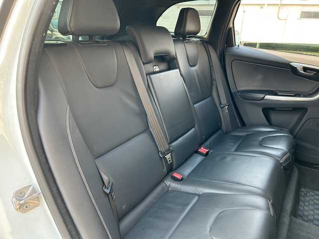 ボルボ ＸＣ６０ D4 SE 道東・釧路十勝 2015(平27)年 15.1万km 白 4WD/純正ナビ　CD/BT/TV/USB/AUX/バックカメラ/ETC2.0/衝突軽減ブレーキ/BLIS/パーキングセンサー/レザーシート/シートヒーター/運転席メモリ付きパワーシート/電動リアゲート/LEDヘッドライト/純正アルミホイール20インチ/純正フロアマット/スペアキーあり/取扱説明書/保証書/記録簿