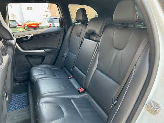 ボルボ ＸＣ６０ D4 SE 道東・釧路十勝 2015(平27)年 15.1万km 白 4WD/純正ナビ　CD/BT/TV/USB/AUX/バックカメラ/ETC2.0/衝突軽減ブレーキ/BLIS/パーキングセンサー/レザーシート/シートヒーター/運転席メモリ付きパワーシート/電動リアゲート/LEDヘッドライト/純正アルミホイール20インチ/純正フロアマット/スペアキーあり/取扱説明書/保証書/記録簿