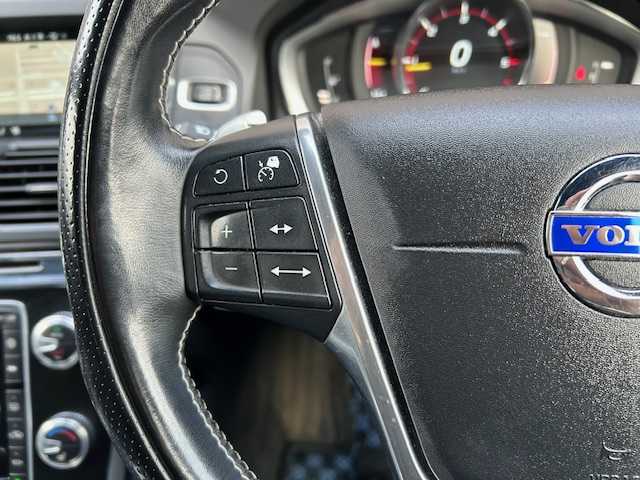 ボルボ ＸＣ６０ D4 SE 道東・釧路十勝 2015(平27)年 15.1万km 白 4WD/純正ナビ　CD/BT/TV/USB/AUX/バックカメラ/ETC2.0/衝突軽減ブレーキ/BLIS/パーキングセンサー/レザーシート/シートヒーター/運転席メモリ付きパワーシート/電動リアゲート/LEDヘッドライト/純正アルミホイール20インチ/純正フロアマット/スペアキーあり/取扱説明書/保証書/記録簿