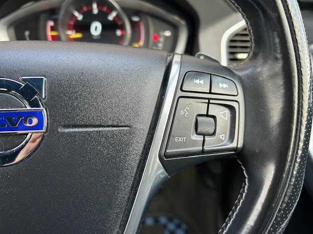 ボルボ ＸＣ６０ D4 SE 道東・釧路十勝 2015(平27)年 15.1万km 白 4WD/純正ナビ　CD/BT/TV/USB/AUX/バックカメラ/ETC2.0/衝突軽減ブレーキ/BLIS/パーキングセンサー/レザーシート/シートヒーター/運転席メモリ付きパワーシート/電動リアゲート/LEDヘッドライト/純正アルミホイール20インチ/純正フロアマット/スペアキーあり/取扱説明書/保証書/記録簿