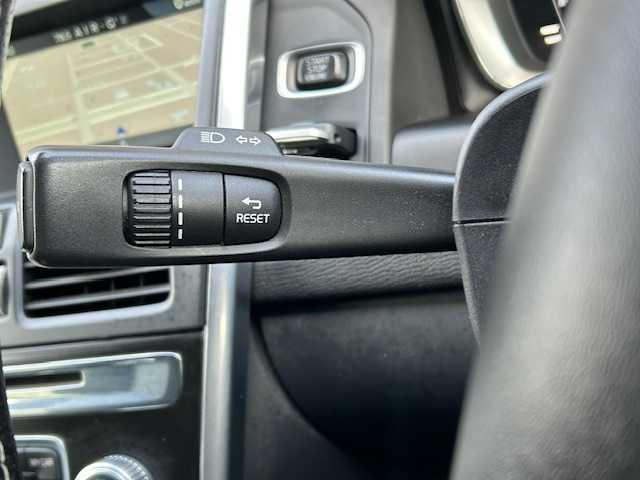 ボルボ ＸＣ６０ D4 SE 道東・釧路十勝 2015(平27)年 15.1万km 白 4WD/純正ナビ　CD/BT/TV/USB/AUX/バックカメラ/ETC2.0/衝突軽減ブレーキ/BLIS/パーキングセンサー/レザーシート/シートヒーター/運転席メモリ付きパワーシート/電動リアゲート/LEDヘッドライト/純正アルミホイール20インチ/純正フロアマット/スペアキーあり/取扱説明書/保証書/記録簿