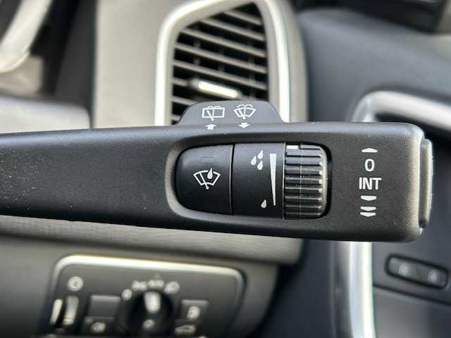 ボルボ ＸＣ６０ D4 SE 道東・釧路十勝 2015(平27)年 15.1万km 白 4WD/純正ナビ　CD/BT/TV/USB/AUX/バックカメラ/ETC2.0/衝突軽減ブレーキ/BLIS/パーキングセンサー/レザーシート/シートヒーター/運転席メモリ付きパワーシート/電動リアゲート/LEDヘッドライト/純正アルミホイール20インチ/純正フロアマット/スペアキーあり/取扱説明書/保証書/記録簿