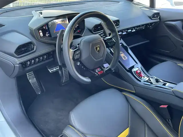 ランボルギーニ ランボルギーニ ウラカン EVO RWD 宮城県 2022(令4)年 0.6万km 白 色コード：LS9R//フロントリフティングシステム//マルチメディアインターフェイス//ラジオ/BT/MSV/スマートフォン連携//パワーシート/シートヒーター//バックカメラ//パーキングアシストシステム(コーナーセンサー)//スマートキー//スペアキー//ETC//社外ドライブレコーダー付きレーダー探知機(Z840DR)//保証書/ディーラー点検R5/6