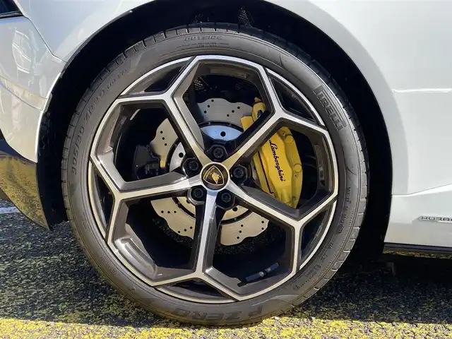 ランボルギーニ ランボルギーニ ウラカン EVO RWD 宮城県 2022(令4)年 0.6万km 白 色コード：LS9R//フロントリフティングシステム//マルチメディアインターフェイス//ラジオ/BT/MSV/スマートフォン連携//パワーシート/シートヒーター//バックカメラ//パーキングアシストシステム(コーナーセンサー)//スマートキー//スペアキー//ETC//社外ドライブレコーダー付きレーダー探知機(Z840DR)//保証書/ディーラー点検R5/6