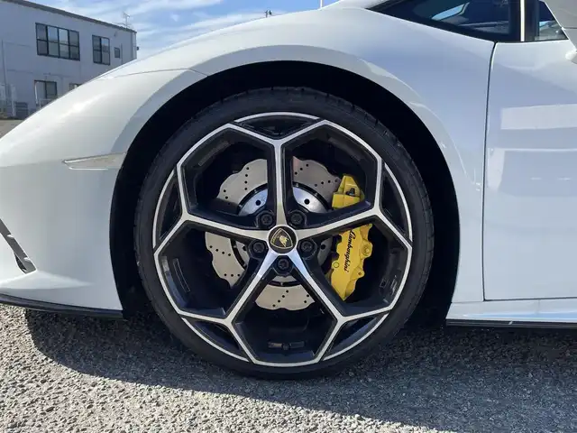 ランボルギーニ ランボルギーニ ウラカン EVO RWD 宮城県 2022(令4)年 0.6万km 白 色コード：LS9R//フロントリフティングシステム//マルチメディアインターフェイス//ラジオ/BT/MSV/スマートフォン連携//パワーシート/シートヒーター//バックカメラ//パーキングアシストシステム(コーナーセンサー)//スマートキー//スペアキー//ETC//社外ドライブレコーダー付きレーダー探知機(Z840DR)//保証書/ディーラー点検R5/6