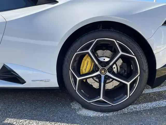ランボルギーニ ランボルギーニ ウラカン EVO RWD 宮城県 2022(令4)年 0.6万km 白 色コード：LS9R//フロントリフティングシステム//マルチメディアインターフェイス//ラジオ/BT/MSV/スマートフォン連携//パワーシート/シートヒーター//バックカメラ//パーキングアシストシステム(コーナーセンサー)//スマートキー//スペアキー//ETC//社外ドライブレコーダー付きレーダー探知機(Z840DR)//保証書/ディーラー点検R5/6