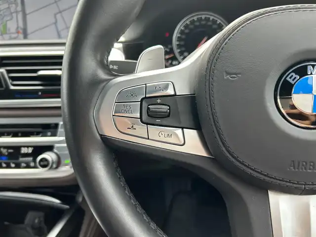 ＢＭＷ ７４０ｉ Mスポーツ 宮崎県 2019(平31)年 4.9万km パール 純正ナビ/・Bluetooth/・フルセグテレビ/・CarPlay/・USB端子/・CD/DVD/ワイヤレス充電/ETC/レザーシート/・DN席パワーシート/・DN席エアシート/・前席シートヒーター/純正20インチアルミホイール/LEDライト/・オートライト/パーキングアシスト/・自動駐車システム/アダプティブクルーズコントロール