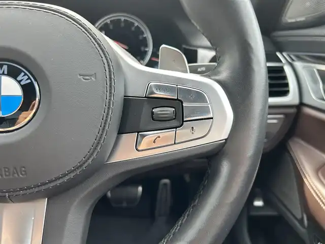ＢＭＷ ７４０ｉ Mスポーツ 宮崎県 2019(平31)年 4.9万km パール 純正ナビ/・Bluetooth/・フルセグテレビ/・CarPlay/・USB端子/・CD/DVD/ワイヤレス充電/ETC/レザーシート/・DN席パワーシート/・DN席エアシート/・前席シートヒーター/純正20インチアルミホイール/LEDライト/・オートライト/パーキングアシスト/・自動駐車システム/アダプティブクルーズコントロール