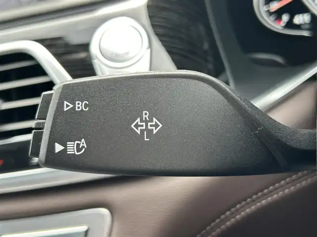 ＢＭＷ ７４０ｉ Mスポーツ 宮崎県 2019(平31)年 4.9万km パール 純正ナビ/・Bluetooth/・フルセグテレビ/・CarPlay/・USB端子/・CD/DVD/ワイヤレス充電/ETC/レザーシート/・DN席パワーシート/・DN席エアシート/・前席シートヒーター/純正20インチアルミホイール/LEDライト/・オートライト/パーキングアシスト/・自動駐車システム/アダプティブクルーズコントロール
