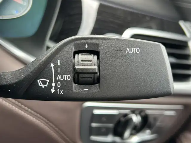 ＢＭＷ ７４０ｉ Mスポーツ 宮崎県 2019(平31)年 4.9万km パール 純正ナビ/・Bluetooth/・フルセグテレビ/・CarPlay/・USB端子/・CD/DVD/ワイヤレス充電/ETC/レザーシート/・DN席パワーシート/・DN席エアシート/・前席シートヒーター/純正20インチアルミホイール/LEDライト/・オートライト/パーキングアシスト/・自動駐車システム/アダプティブクルーズコントロール