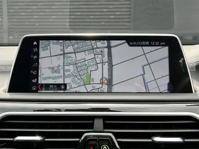 ＢＭＷ ７４０ｉ Mスポーツ 宮崎県 2019(平31)年 4.9万km パール 純正ナビ/・Bluetooth/・フルセグテレビ/・CarPlay/・USB端子/・CD/DVD/ワイヤレス充電/ETC/レザーシート/・DN席パワーシート/・DN席エアシート/・前席シートヒーター/純正20インチアルミホイール/LEDライト/・オートライト/パーキングアシスト/・自動駐車システム/アダプティブクルーズコントロール