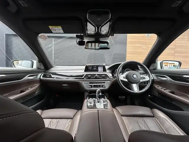 ＢＭＷ ７４０ｉ Mスポーツ 宮崎県 2019(平31)年 4.9万km パール 純正ナビ/・Bluetooth/・フルセグテレビ/・CarPlay/・USB端子/・CD/DVD/ワイヤレス充電/ETC/レザーシート/・DN席パワーシート/・DN席エアシート/・前席シートヒーター/純正20インチアルミホイール/LEDライト/・オートライト/パーキングアシスト/・自動駐車システム/アダプティブクルーズコントロール