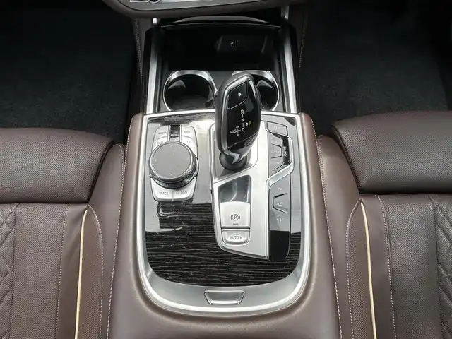 ＢＭＷ ７４０ｉ Mスポーツ 宮崎県 2019(平31)年 4.9万km パール 純正ナビ/・Bluetooth/・フルセグテレビ/・CarPlay/・USB端子/・CD/DVD/ワイヤレス充電/ETC/レザーシート/・DN席パワーシート/・DN席エアシート/・前席シートヒーター/純正20インチアルミホイール/LEDライト/・オートライト/パーキングアシスト/・自動駐車システム/アダプティブクルーズコントロール